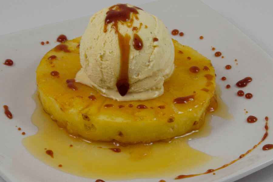 Abacaxi Caramelizado com Sorvete